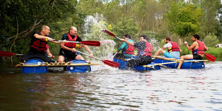 Groupe participant à une activité de cohésion en pleine nature